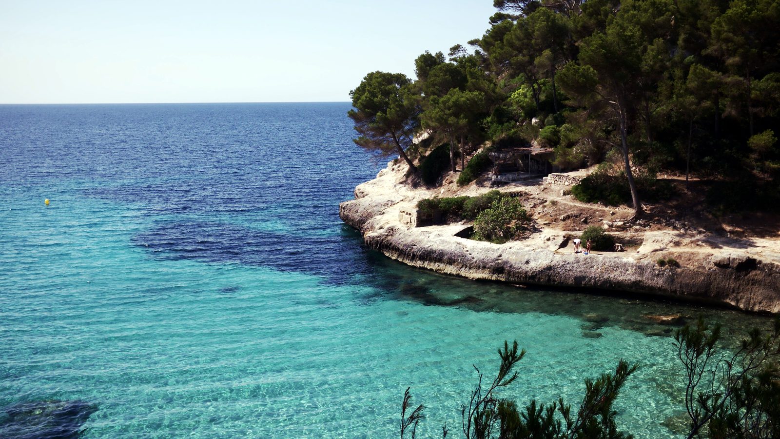 Crique aux eaux turquoise à Minorque